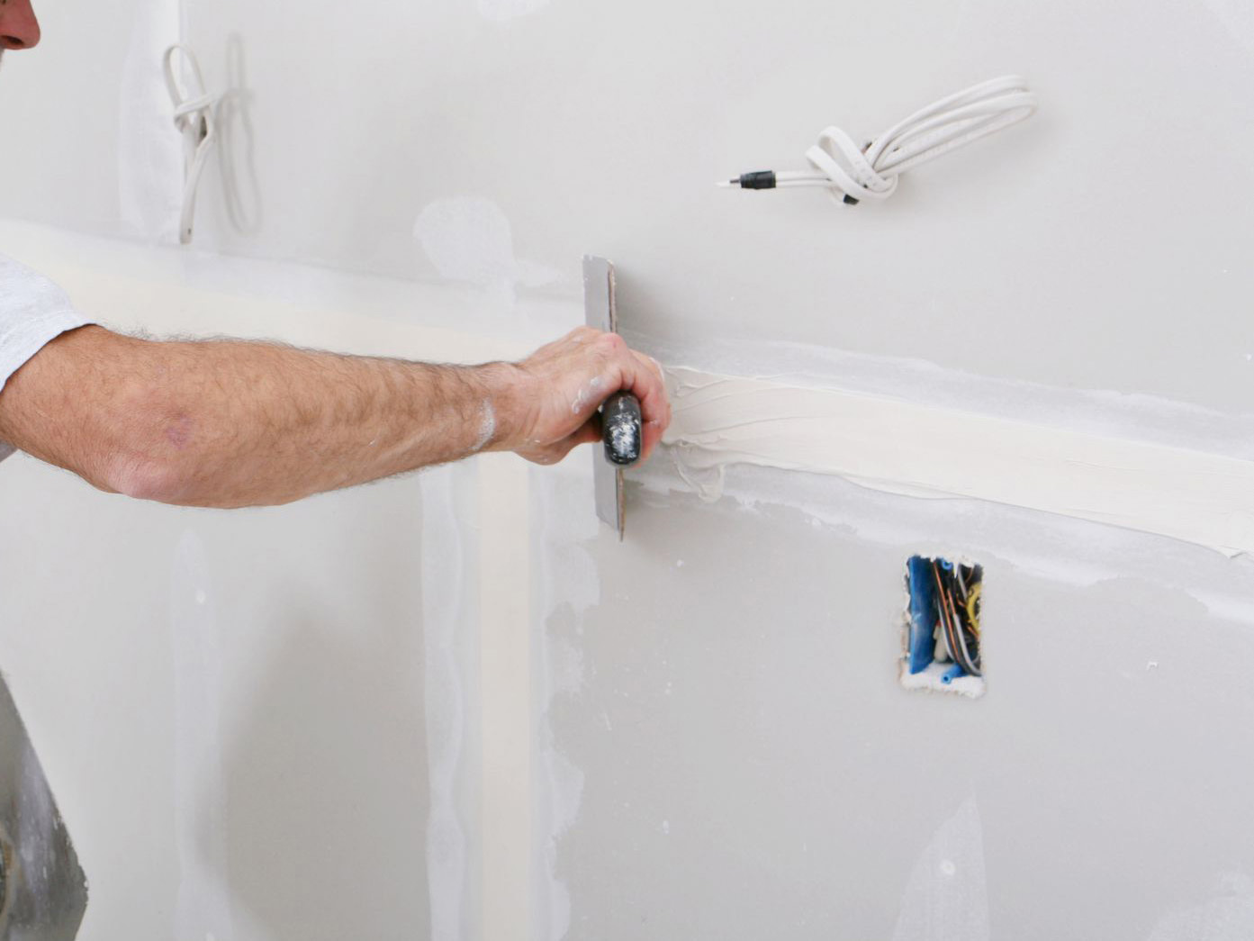 What are the material requirements for gypsum-based self-leveling mortar