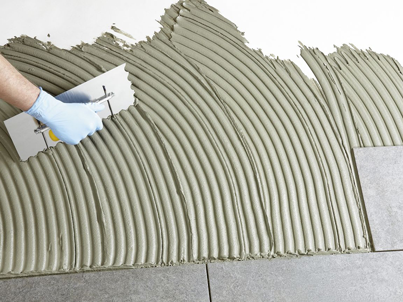 How to spread tile adhesive